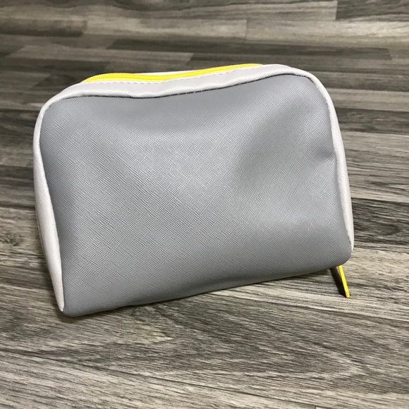 Cole Haan for American Airlines Toiletries Bag - Picture 2 of 4